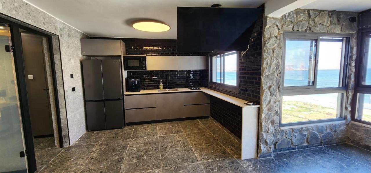 מבנים בים 75 Suites At Sea Haifa Exterior foto