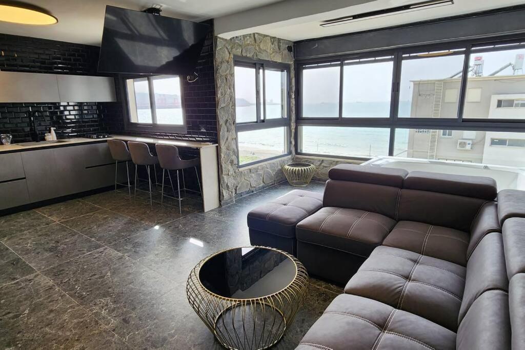 מבנים בים 75 Suites At Sea Haifa Exterior foto