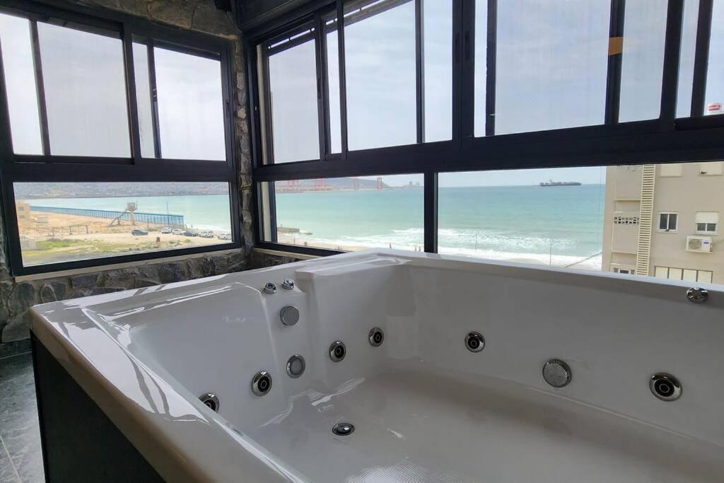 מבנים בים 75 Suites At Sea Haifa Exterior foto