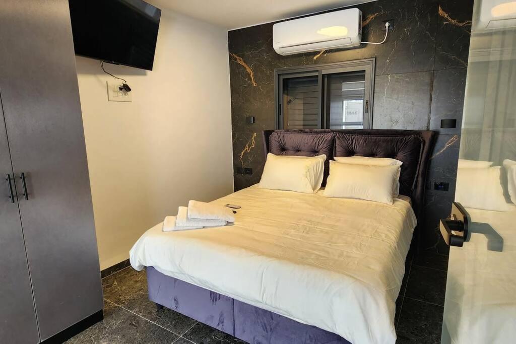 מבנים בים 75 Suites At Sea Haifa Exterior foto